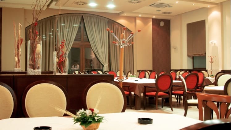 The Allure of Restaurants Near Stations for Foodies and Travelers Alike