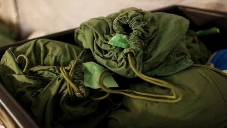3 Simple Ways to Wash an Army Uniform